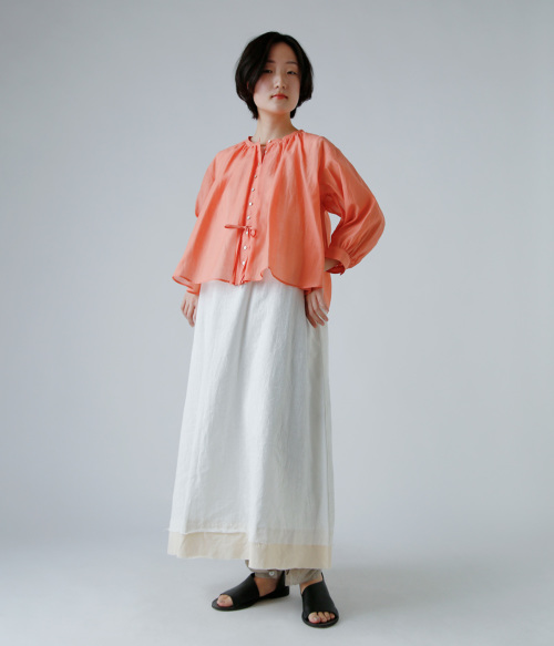 美品 定価46200円 2025SS ススリ SUSURI 25-405 コットンシルク ザフール ブラウス 1コーラル/ピンク シャツ トップス【2400014463439】 美品 定価46200円 2025SS ススリ SUSURI 25-405 コットンシルク