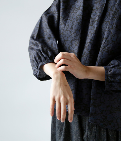 R & D.M.Co- オールドマンズテーラー ワイルドベリー バック ボタン