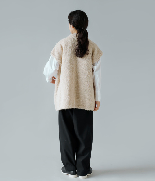 maison de soil(メゾン ド ソイル)3GG ブークレ Vネック ピン付き ベスト “3GG BOUCLE V-NECK VEST  WITH PIN” cnmds2251a | iroma..aranciato