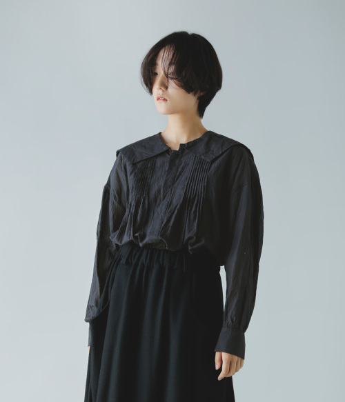 TOUJOURS トゥジュー ディファレント カウント コットン シルク カディ シャツ “Square Collar Pin Tuck Smock  Shirt” mm41es02 | iroma..aranciato