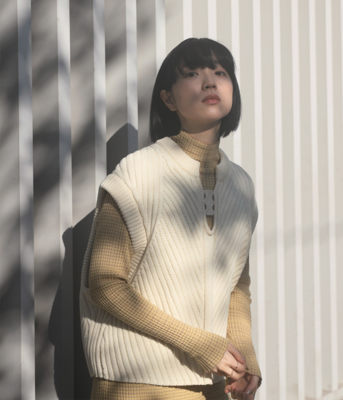 ONICA オニカ メリノウール 陶釦付き ニット ベスト “Merino Vest