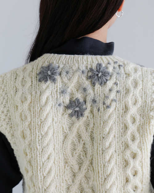 Pheeta フィータ Clara フラワー刺繍 手編みニットベスト ph014c-hn1