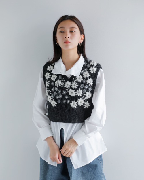 30%OFF】 Pheeta フィータ Clara フラワー刺繍 手編みニットベスト