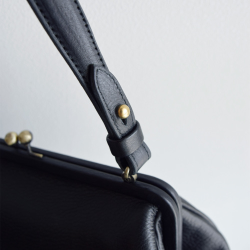 Yammart(ヤマート)カウレザーがま口ラウンド型ハンドバッグ