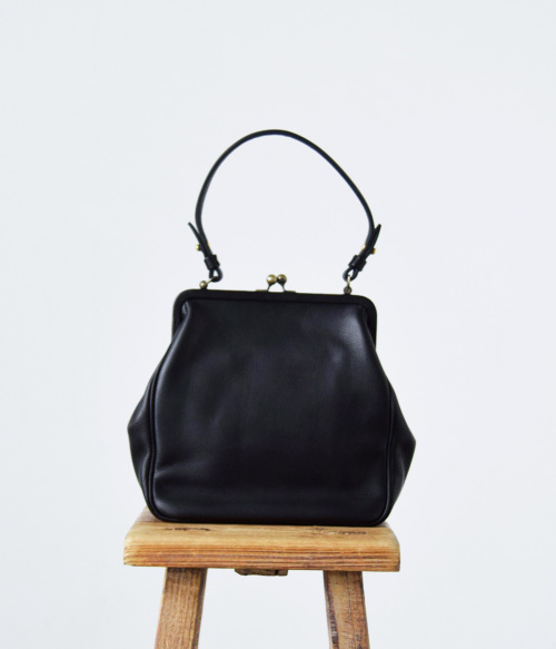 Yammart(ヤマート)カウレザーがま口スクエア型ハンドバッグ plaingamahandbag-square | iroma..aranciato