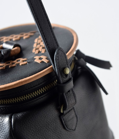 Yammart(ヤマート)カウレザーポットモチーフキューブ型ミニバッグ pot