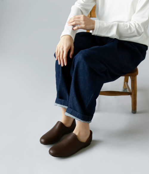 AUTTAA(アウッタ)レザースリッポンシューズ”Room Shoes II