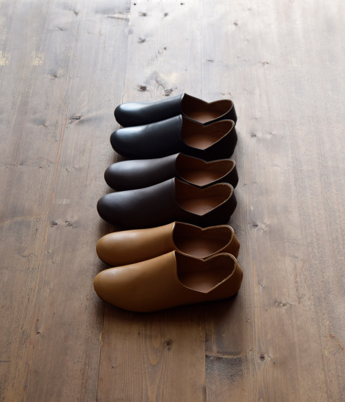 AUTTAA(アウッタ)レザースリッポンシューズ”Room Shoes II
