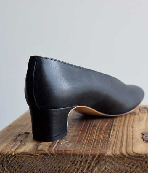 AUTTAA アウッタ ヒールパンプス レザー パープル AUTTAA アウッタ｜ヒールパンプス ブラック×ナチュラル