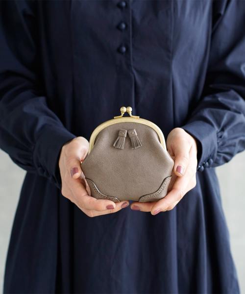 Yammart(ヤマート)カウレザータッセルがま口ポーチ tassel-mini-pouch