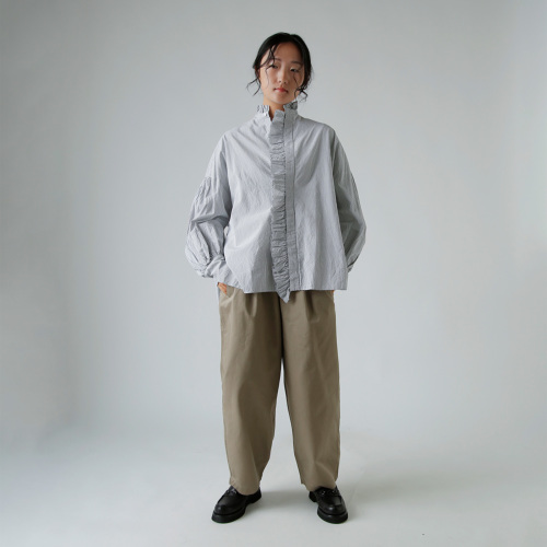 美品 定価57200円 2024AW トゥジュー TOUJOURS バンドカラービショップスリーブラッフルシャツ 2 チョークホワイト【2400014346732】 TOUJOURS バンドカラー ビショップスリーブ ラッフルシャツ